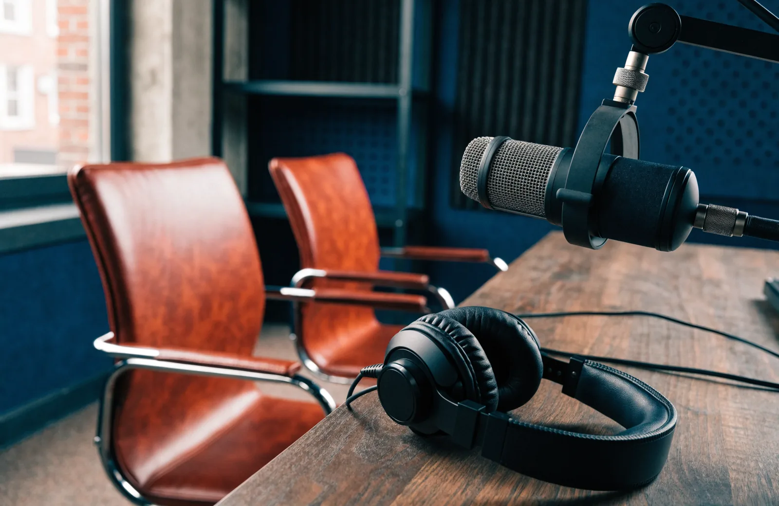 Illustration IA : microphone et casque dans un espace de podcast.