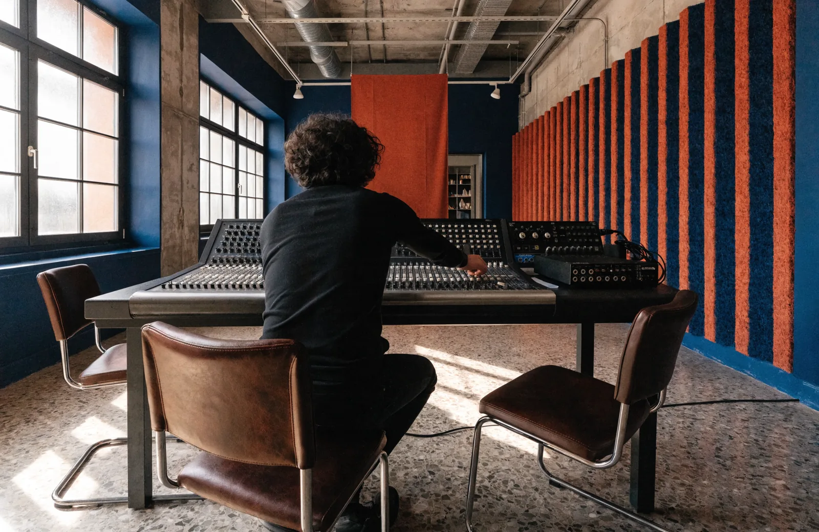 Illustration IA : technicien préparant une console audio.