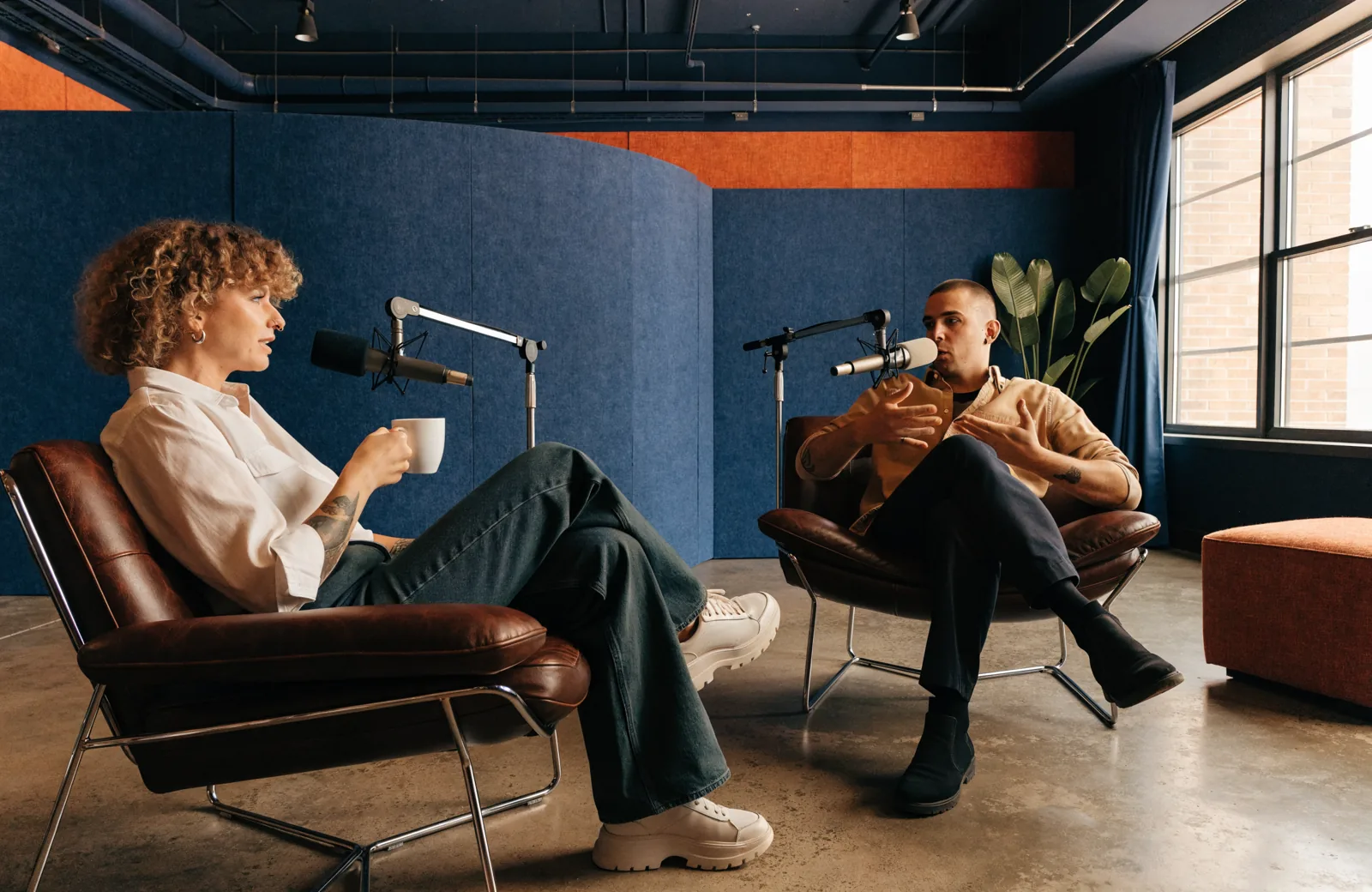 Illustration IA : échange entre deux personnes autour de microphones.